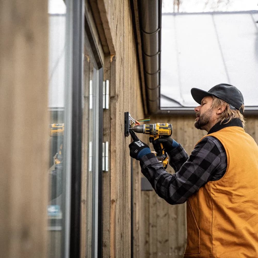 Person spänner fast träbit med tving