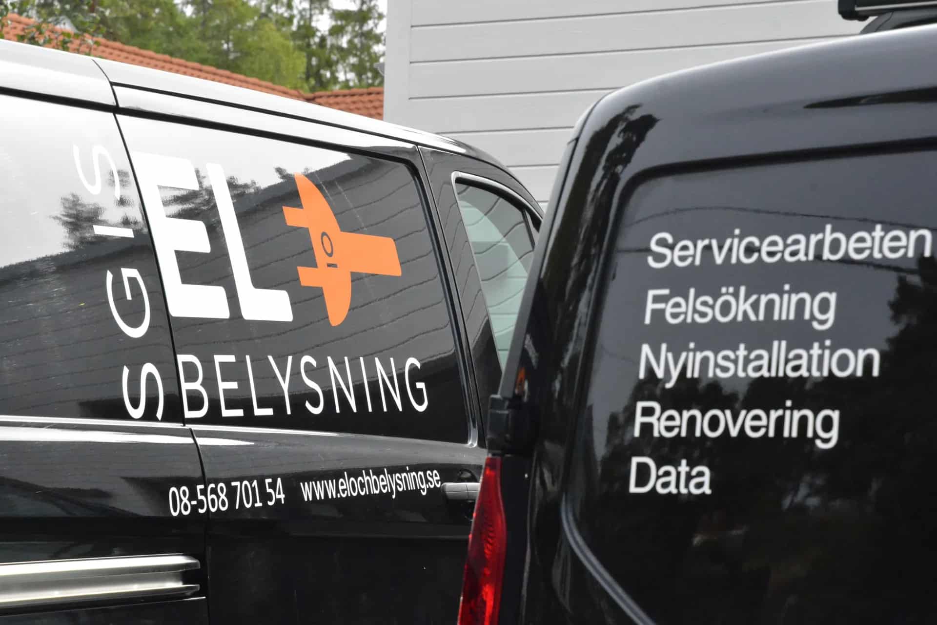 Händer håller verktyg mot svarvat trä. Träflisor sprätts
