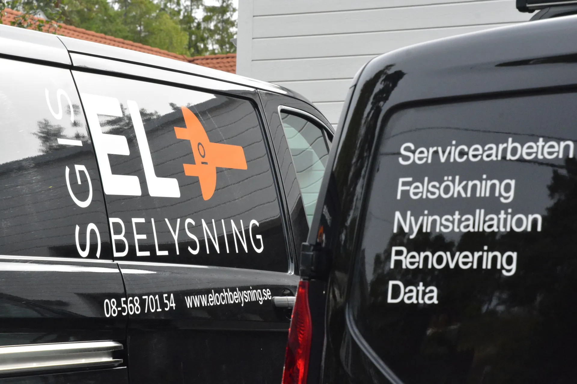 Händer håller verktyg mot svarvat trä. Träflisor sprätts